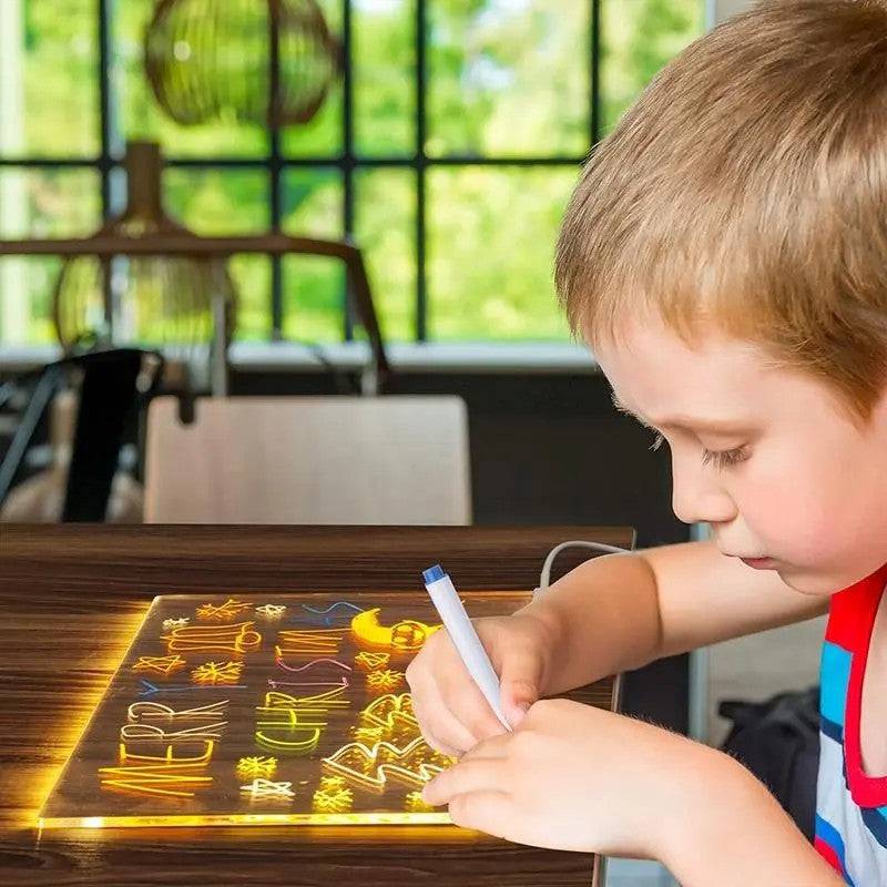 Niño dibujando en pizarra LED