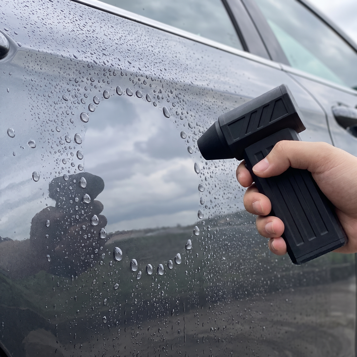 Soplador Turbo Jet secando el agua del auto recien lavado