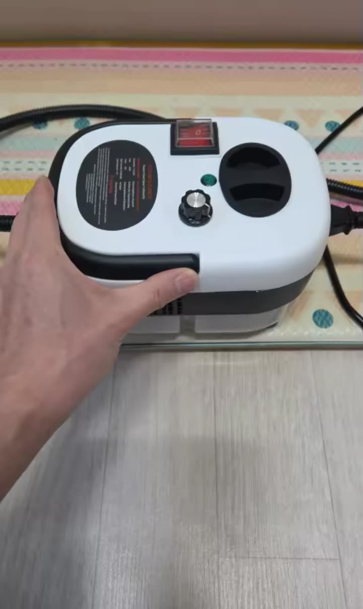 Cliente sosteniendo el limpiador a vapor