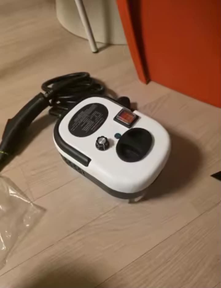 El limpiador a vapor apoyado en el piso, listo para usar
